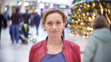 Bir kadın bir mağazada duruyor. 4k, arka plan bulanıklık.