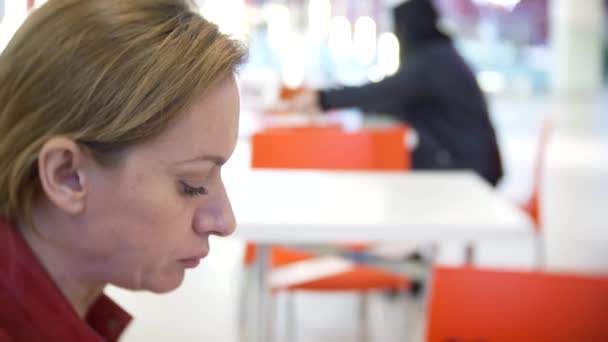 Una mujer vegana comiendo una ensalada de col en un café. 4k, borra el fondo. espacio para copiar — Vídeos de Stock