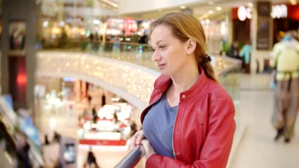 Eine Frau steht in einem Geschäft. 4k, den Hintergrund verwischen. — Stockvideo