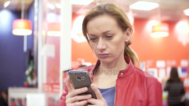 Shopping, technologie, vente, consumérisme et concept de personnes - femme avec smartphone au supermarché. 4k, flou de fond — Video