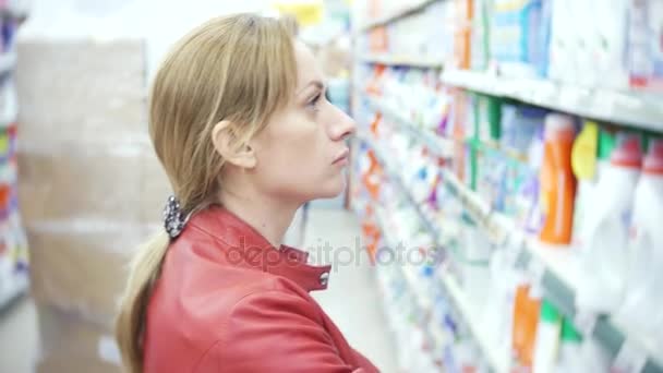 Vrouw kiest winkelen in de winkel huishoudelijke chemicaliën en cosmetica. 4k, — Stockvideo