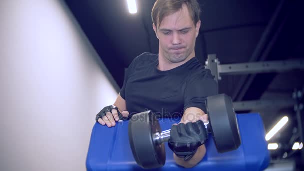 Joven deportista principiante entrena en simuladores. 4k — Vídeo de stock