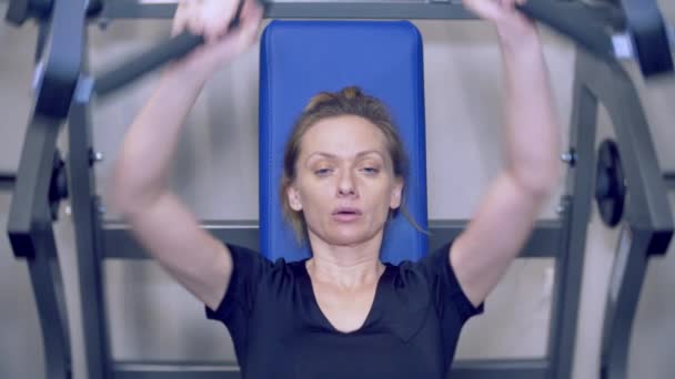 Menina adulta jovem fazendo treinamento de fitness. 4k — Vídeo de Stock