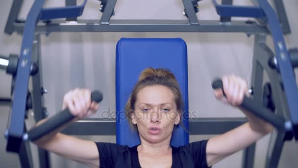 Mladé dospělé holka dělá fitness trénink. 4k — Stock video