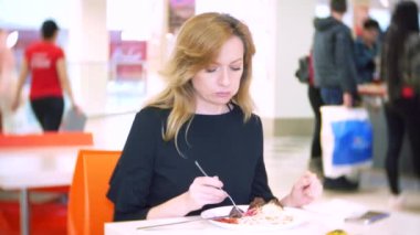 pirinç, sebze ve şiş kebap bir kafede yemek kadın. 4k, arka plan bulanıklık. kopyalama alanı