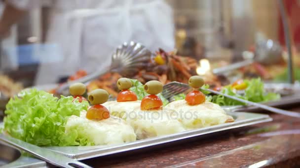 Svédasztalos salátabár. ételek a kirakat. 4k, életlenített háttérrel. közeli kép: — Stock videók