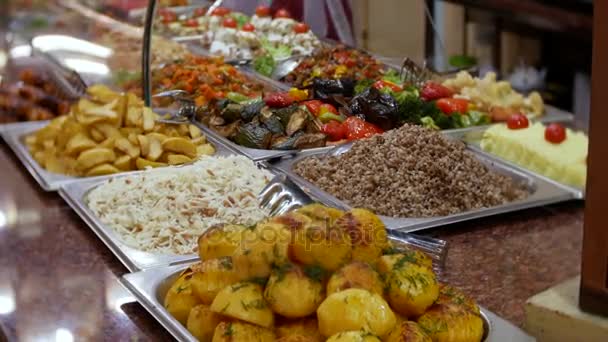 Bar à salade Buffet. vaisselle dans la devanture. 4k, fond flou. gros plan — Video