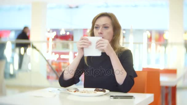 Frau isst Reis, Gemüse und Dönerspieß in einem Café. 4k, den Hintergrund verwischen. Raum zum Kopieren — Stockvideo