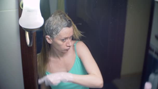 Kvinna färgar håret hemma. Färga hår närbild. 4k, Slowmotion — Stockvideo