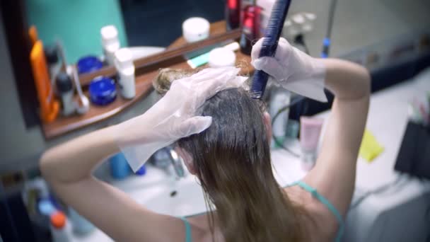 A mulher pinta o cabelo em casa. Colorir o cabelo close-up. 4k, câmera lenta — Vídeo de Stock