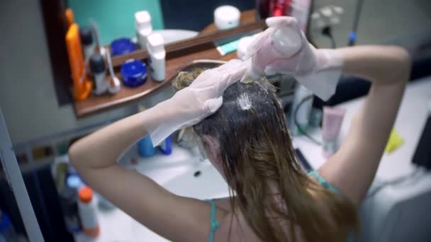 A mulher pinta o cabelo em casa. Colorir o cabelo close-up. 4k, câmera lenta — Vídeo de Stock
