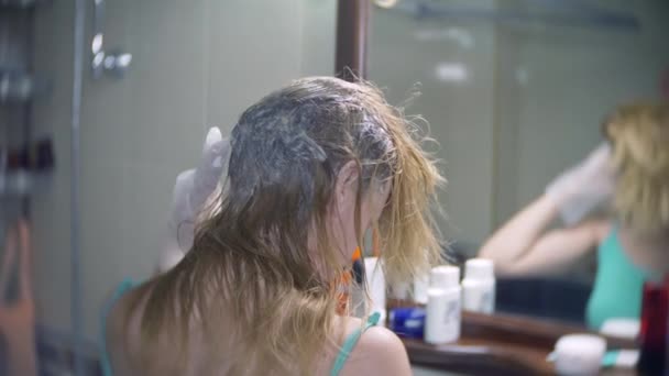 Femme colore ses cheveux à la maison. Coloriage des cheveux gros plan. 4k, au ralenti — Video