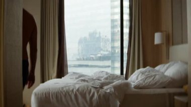 şort erkekte penceresinde, gökdelenler penceresinden görünümüne Perdeleri kapatır. 4k