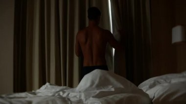 şort açılır penceresinde perdeleri adamım, gökdelenler için penceresinden görüntülemek. 4k