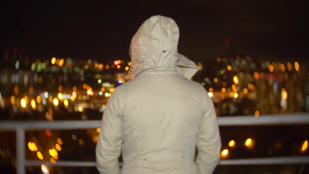 Omul stă cu spatele. Privind cu nerăbdare, peisajul orașului pe fundalul întunecat abstract al nopții. viziunea conceptului de lideri. 4k — Videoclip de stoc