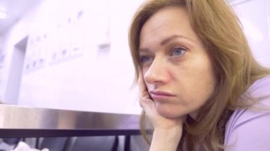 4 k. ağır çekim. bir kadın bir kedi bir veteriner kliniğine getirdim. Doktorlar randevu bekliyor.