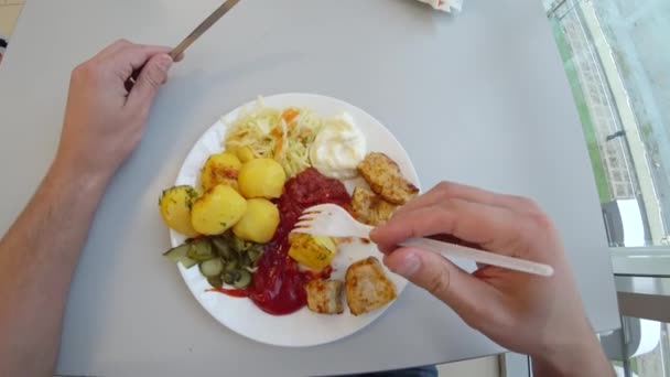 Un uomo mangia carne fritta con patate fritte in spezie. 4k. prima persona ripresa, vista dall'alto . — Video Stock