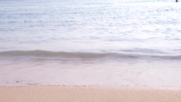美丽的海浪。宁静的海洋和小的绿松石波浪。4k、慢动作、特写 — 图库视频影像