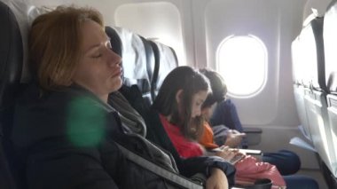 bir uçak Lombar arka plan üzerinde çocuklu bir kadın. 4k