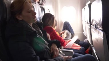 bir uçak Lombar arka plan üzerinde çocuklu bir kadın. 4k