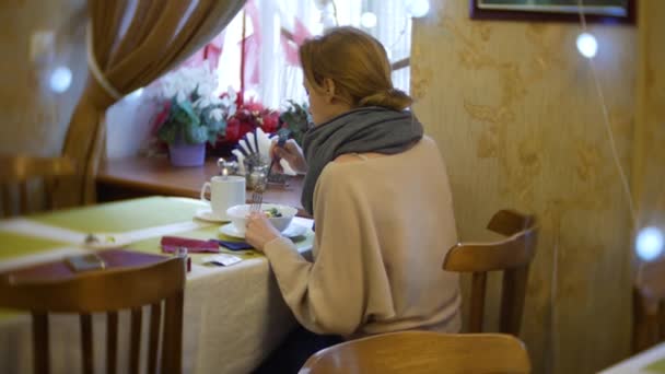 Femme mange une salade de légumes dans un café, 4k — Video