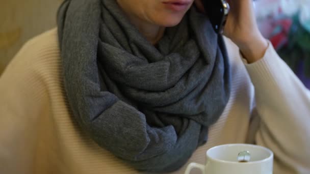 Uma mulher está jantando em um café usando um smartphone. 4k — Vídeo de Stock