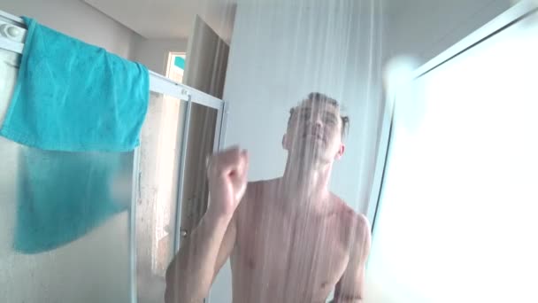 Knappe gespierde jongeman neemt een douche. de man wast, zingt en danst in de douche. actiecamera. 4k — Stockvideo