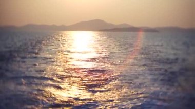 gemiden deniz görünümü. gemi adaya günbatımında yola çıkacak. 4k, bulanıklık