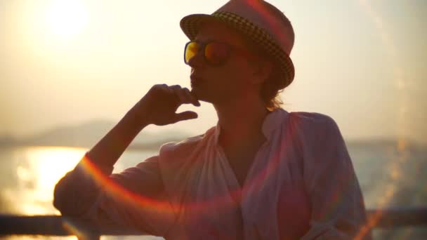 Mujer joven con sombrero y gafas de sol viajando en barco al atardecer. 4k — Vídeos de Stock