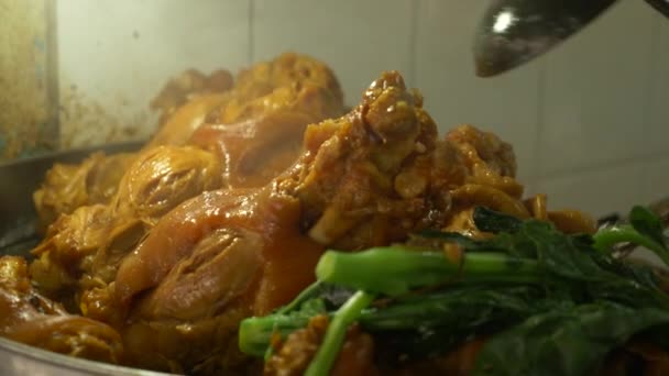 4k, close-up kuchař připraví dušená vepřová kýta, parní vepřová kýta, sladké omáčky omáčka stylu asijských potravin s zeleným kale. — Stock video