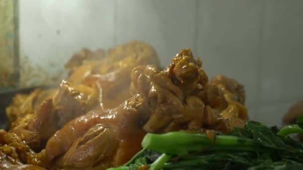 4k, primer plano el cocinero prepara pierna de cerdo estofada, pierna de cerdo al vapor, salsa de salsa dulce, estilo comida asiática con col rizada verde . — Vídeos de Stock