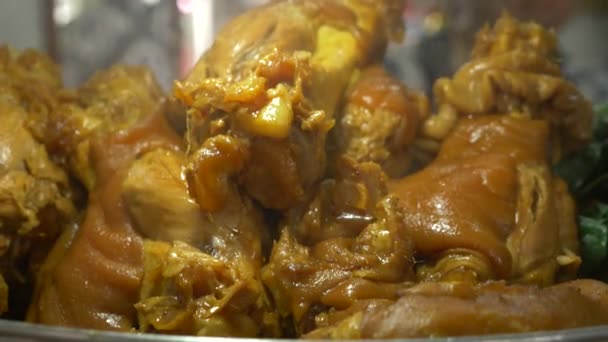 4k, närbild kocken förbereder stuvad fläsk ben, ånga gris ben, söta gravy sås stil asiatisk mat med grön grönkål. — Stockvideo