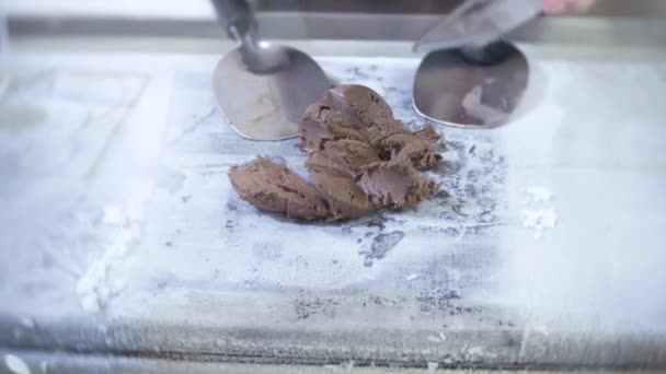 O cozinheiro prepara o sorvete de chocolate com nozes e biscoitos. 4K, close-up. Estilo tailandês de sorvete de cozinha na Tailândia — Vídeo de Stock