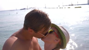 Birkaç açık güneşli bir günde kumsalda öpüşme severler. 4k, ağır çekim