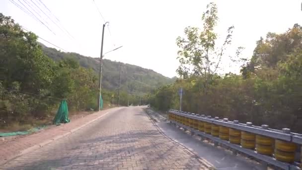 Pavimento, movimiento en el camino pavimentado con azulejos en el campo. 4k, cámara lenta, espacio para copiar — Vídeos de Stock