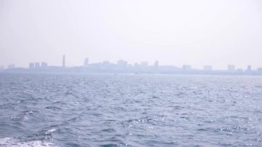 gemiden deniz görünümü. gemi adaya yelken. 4k, ağır çekim