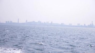 gemiden deniz görünümü. gemi adaya yelken. 4k, ağır çekim