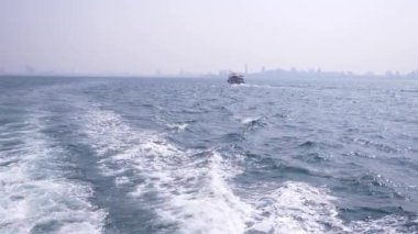 gemiden deniz görünümü. gemi adaya yelken. 4k, ağır çekim