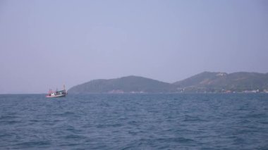 gemiden deniz görünümü. gemi adaya yelken. 4k, ağır çekim