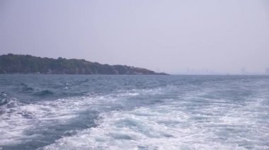 gemiden deniz görünümü. gemi adaya yelken. 4k, ağır çekim