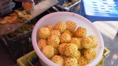 kadın kauçuk eldiven temiz ananas sokak piyasada eller. Tayland, meyve. 4k,