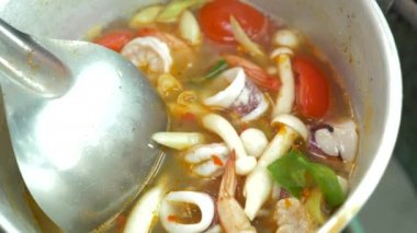 Tay çorbası Tom Yam, 4 k, yavaş pişirme