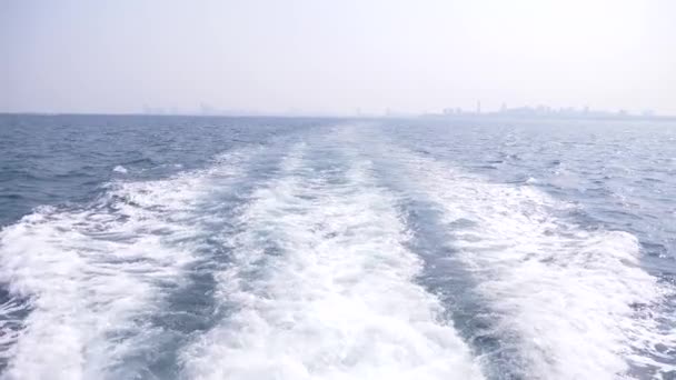 Θέα στη θάλασσα από το πλοίο. τα πανιά του πλοίου από το νησί. 4k, αργή κίνηση — Αρχείο Βίντεο