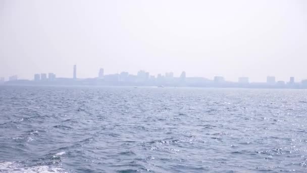 Blick auf das Meer vom Schiff aus. Das Schiff fährt von der Insel aus. 4k, Zeitlupe — Stockvideo