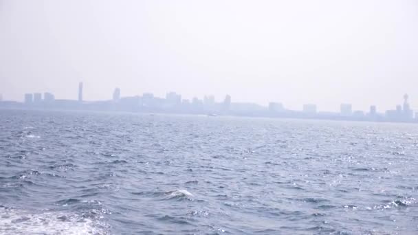 Vista del mar desde el barco. el barco zarpa de la isla. 4k, cámara lenta — Vídeo de stock