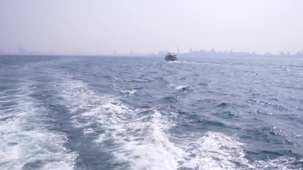 Blick auf das Meer vom Schiff aus. Das Schiff fährt von der Insel aus. 4k, Zeitlupe — Stockvideo