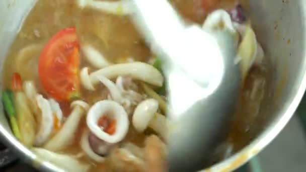 Cocinar sopa tailandesa Tom Yam, 4k, cámara lenta — Vídeos de Stock