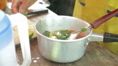 Tay çorbası Tom Yam, 4 k, yavaş pişirme