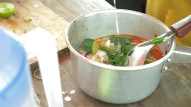 Tay çorbası Tom Yam, 4 k, yavaş pişirme