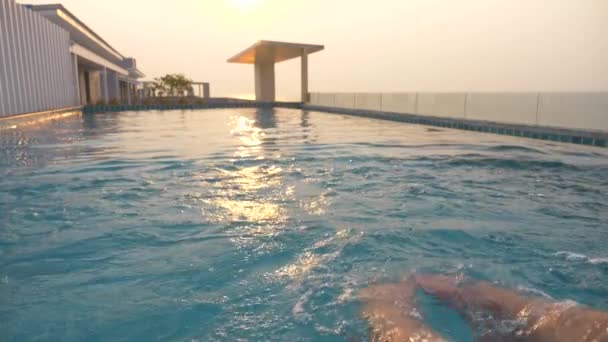 Pés na piscina polvilhe água, pulverize em câmera lenta, 4k — Vídeo de Stock